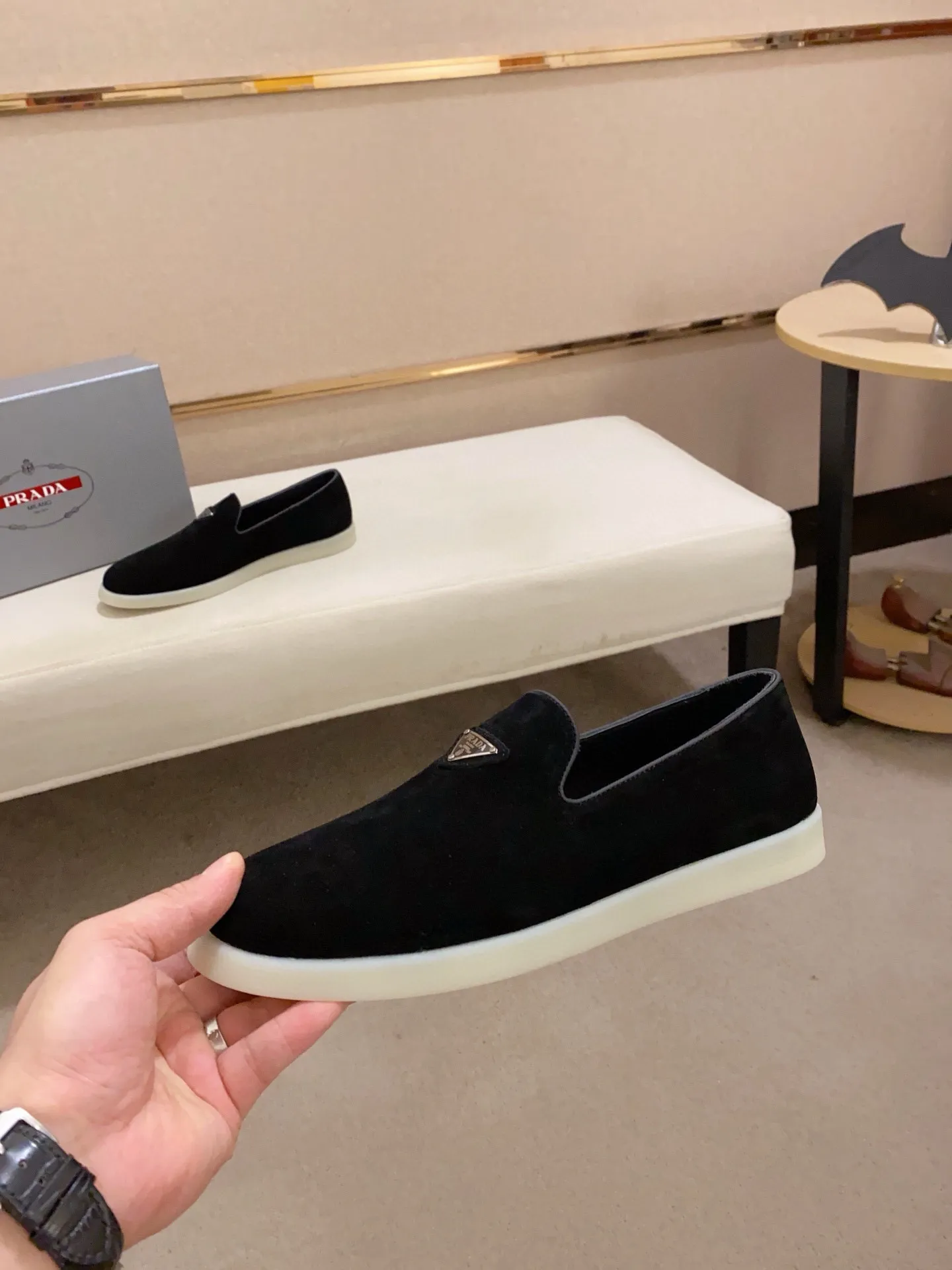 Men's shoes 💰 580💰 ✔️✔️✔️High-quality new PRADA counters are launched at the same time. The new men's shoes and 😘fabrics are selected from high-silk bald cowhide and are made by pure handicrafts. Lining: Full cowhide lining. 👍🏿 High-end ☄️ air-cushion molded anti-slip rubber outsole, exquisite lines, simple and elegant, comfortable and high-end for leisure travel. Code number: 38 to 44 (45 can be customized)